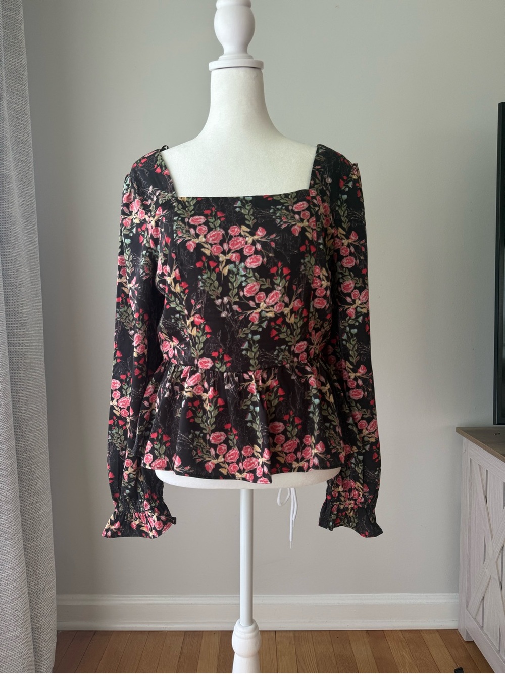 Skies Are Blue Floral Peplum Blouse NWT Size M Sweetheart Neck Long Sleeve
